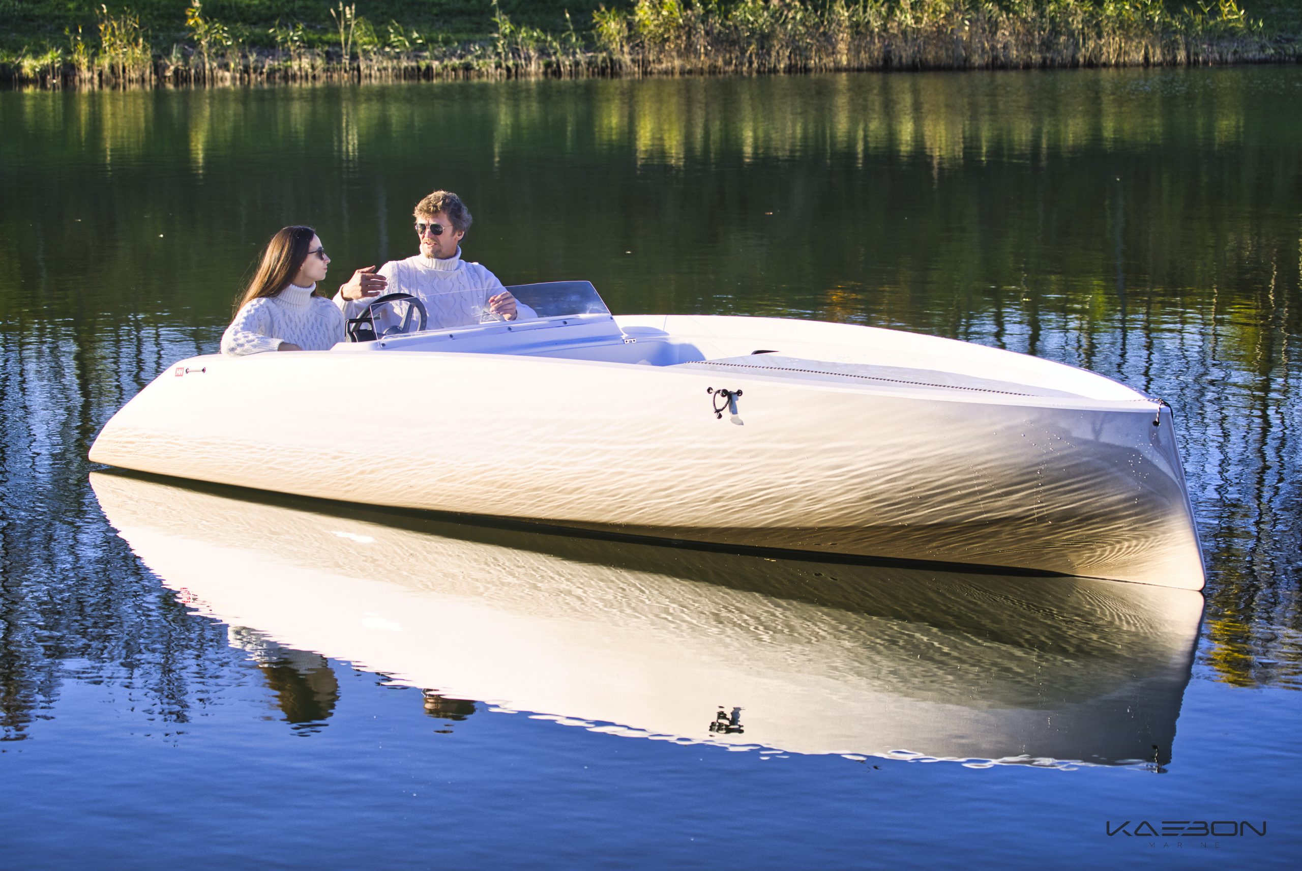 Kaebon Carbon Fiber Electric Boat Offers Power and Sustainability 